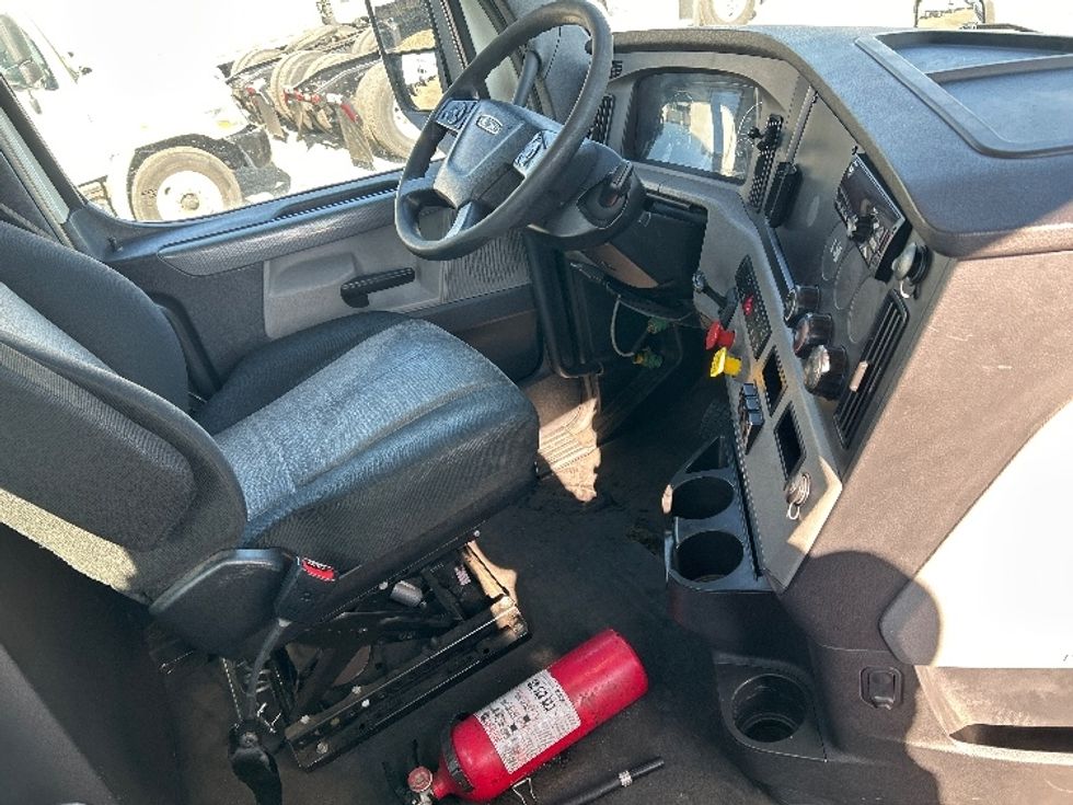 Day Cab Tractor-Heavy Duty Tractors-Freightliner-2019-T12664ST-West Sacramento-CA-565,820\n\t\tmiles-$ 34,750 - Image 14