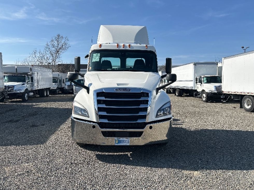 Day Cab Tractor-Heavy Duty Tractors-Freightliner-2019-T12664ST-West Sacramento-CA-565,820\n\t\tmiles-$ 34,750 - Image 2