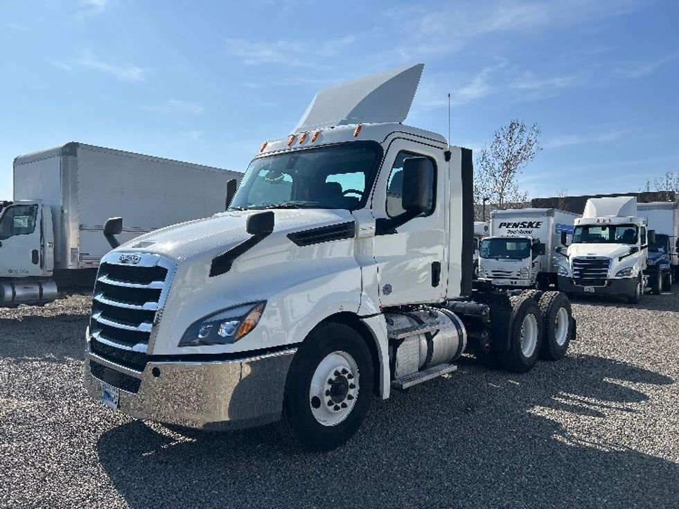 Day Cab Tractor-Heavy Duty Tractors-Freightliner-2019-T12664ST-West Sacramento-CA-565,820\n\t\tmiles-$ 34,750 - Image 3