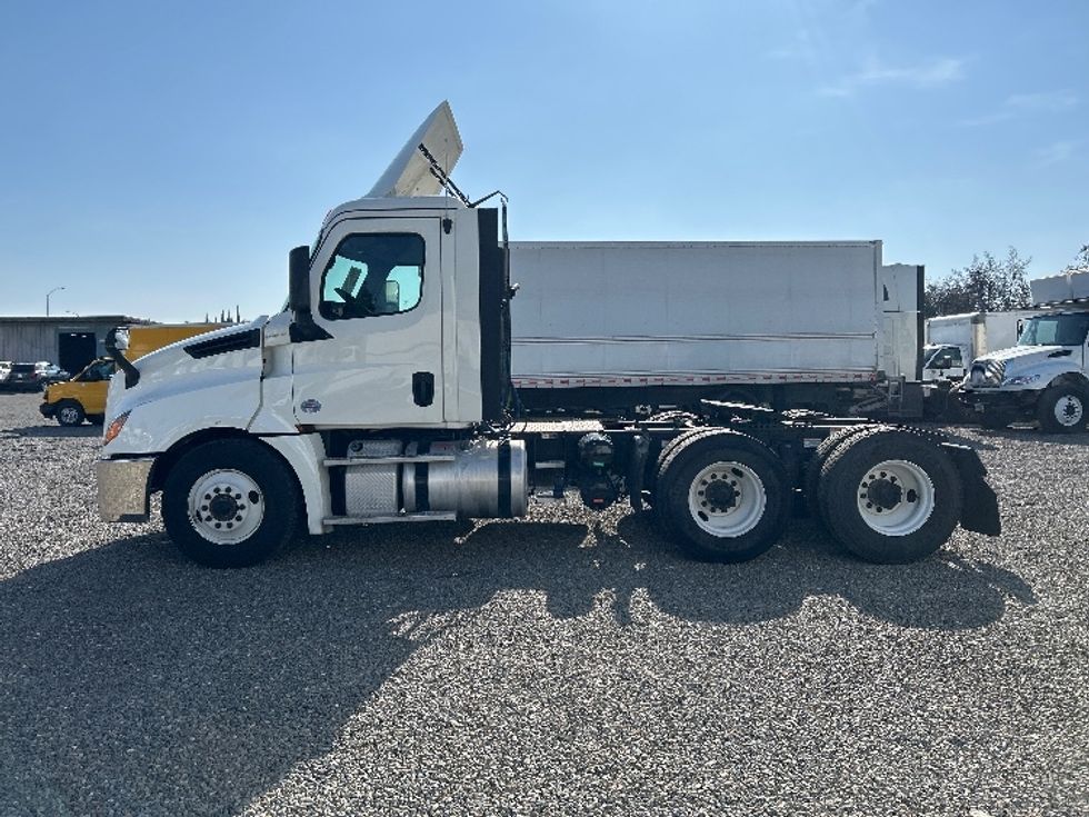 Day Cab Tractor-Heavy Duty Tractors-Freightliner-2019-T12664ST-West Sacramento-CA-565,820\n\t\tmiles-$ 34,750 - Image 4