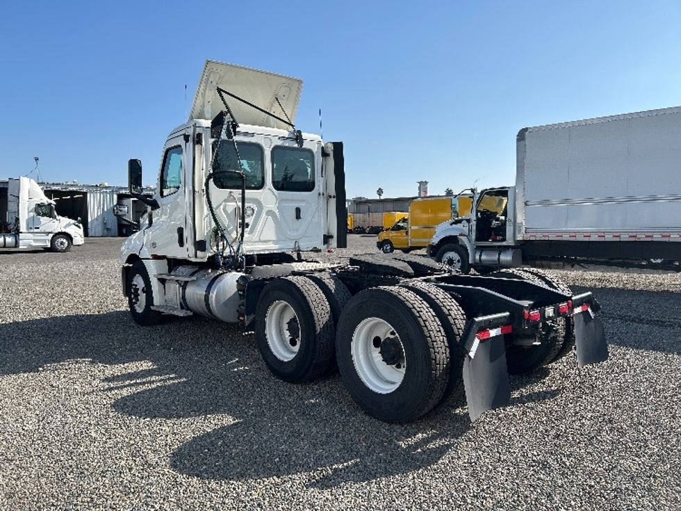 Day Cab Tractor-Heavy Duty Tractors-Freightliner-2019-T12664ST-West Sacramento-CA-565,820\n\t\tmiles-$ 34,750 - Image 5