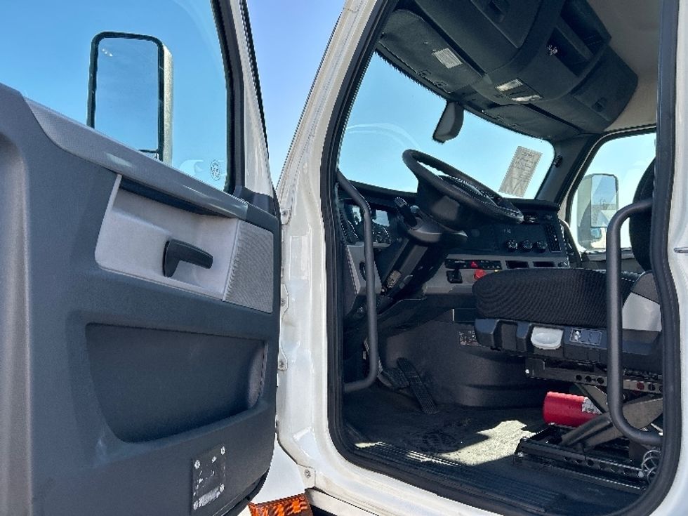 Day Cab Tractor-Heavy Duty Tractors-Freightliner-2019-T12664ST-West Sacramento-CA-565,820\n\t\tmiles-$ 34,750 - Image 9