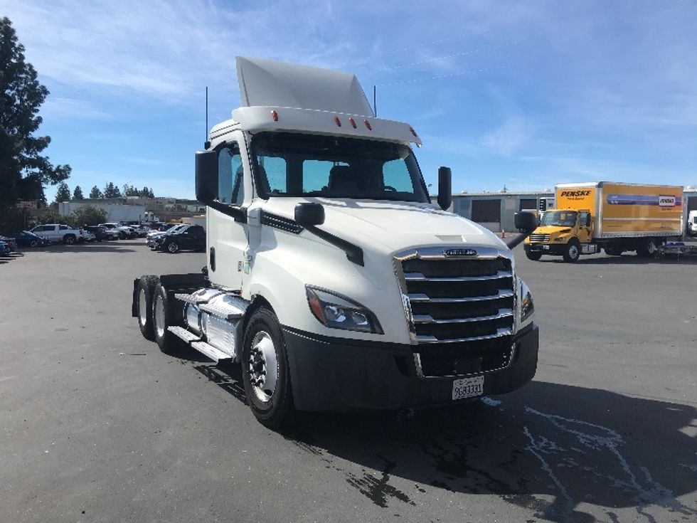 Day Cab Tractor-Heavy Duty Tractors-Freightliner-2019-T12664ST-West Sacramento-CA-714,830\n\t\tmiles-$ 22,250 - Image 1