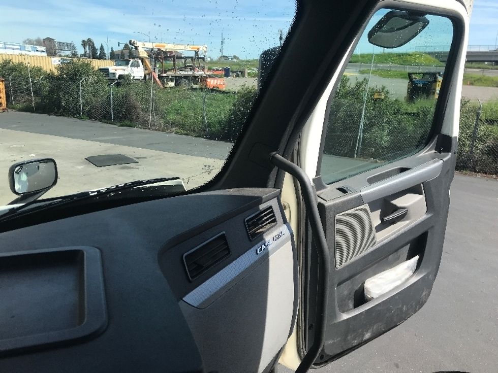 Day Cab Tractor-Heavy Duty Tractors-Freightliner-2019-T12664ST-West Sacramento-CA-714,830\n\t\tmiles-$ 22,250 - Image 13