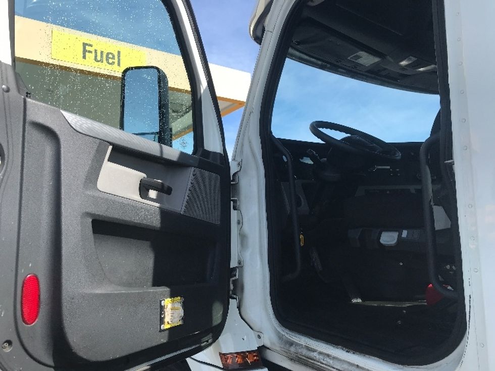 Day Cab Tractor-Heavy Duty Tractors-Freightliner-2019-T12664ST-West Sacramento-CA-714,830\n\t\tmiles-$ 22,250 - Image 9