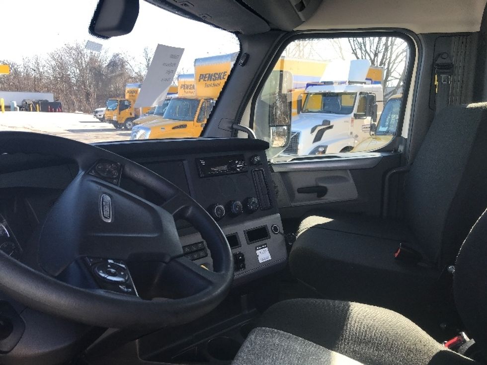 Day Cab Tractor-Heavy Duty Tractors-Freightliner-2019-T12664ST-Westfield-MA-389,481\n\t\tmiles-$ 54,750 - Image 10