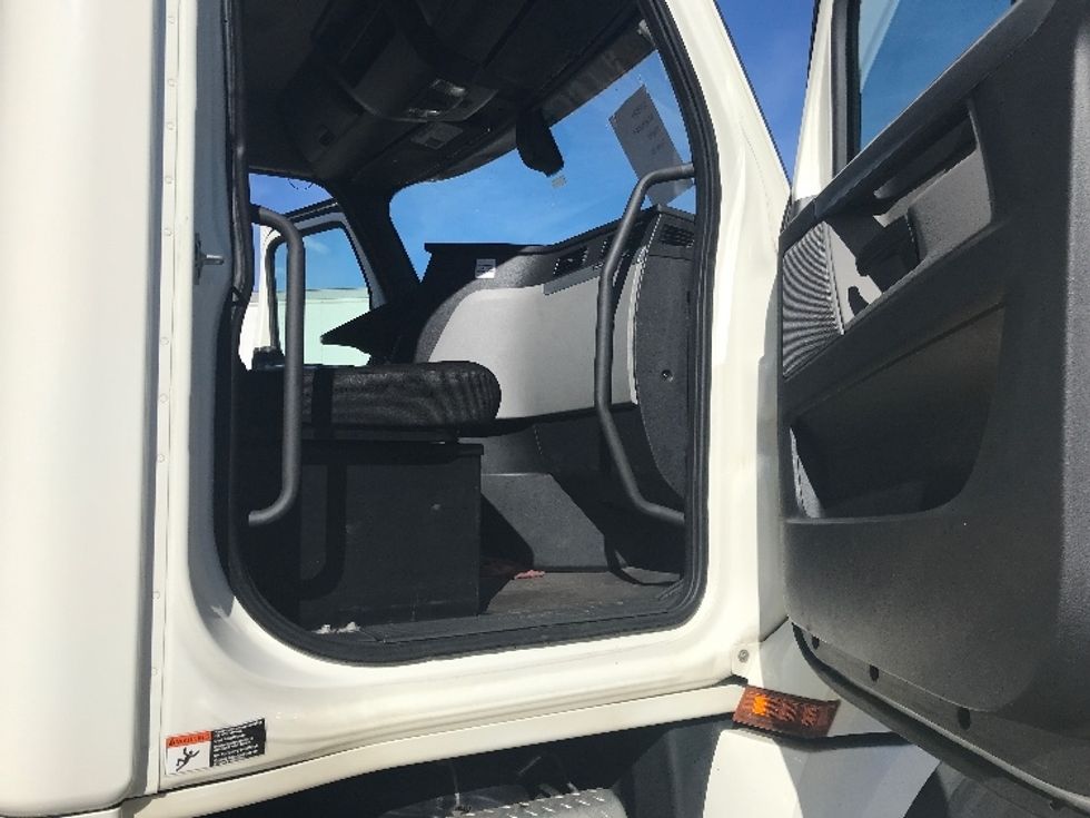 Day Cab Tractor-Heavy Duty Tractors-Freightliner-2019-T12664ST-Westfield-MA-389,481\n\t\tmiles-$ 54,750 - Image 12
