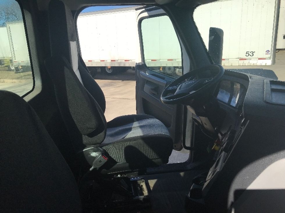 Day Cab Tractor-Heavy Duty Tractors-Freightliner-2019-T12664ST-Westfield-MA-389,481\n\t\tmiles-$ 54,750 - Image 14