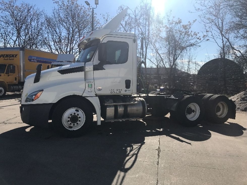 Day Cab Tractor-Heavy Duty Tractors-Freightliner-2019-T12664ST-Westfield-MA-389,481\n\t\tmiles-$ 54,750 - Image 4