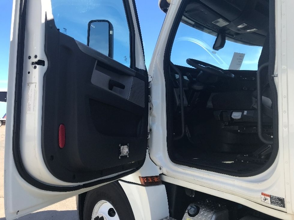 Day Cab Tractor-Heavy Duty Tractors-Freightliner-2019-T12664ST-Westfield-MA-389,481\n\t\tmiles-$ 54,750 - Image 9