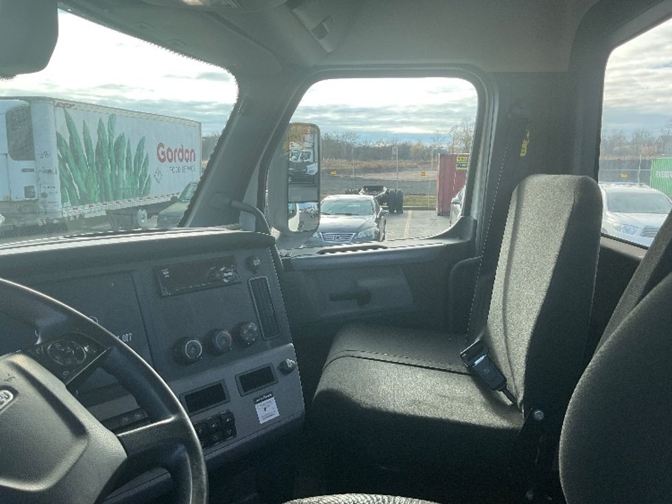Day Cab Tractor-Heavy Duty Tractors-Freightliner-2019-T12664ST-Westfield-MA-551,229\n\t\tmiles-$ 37,000 - Image 10