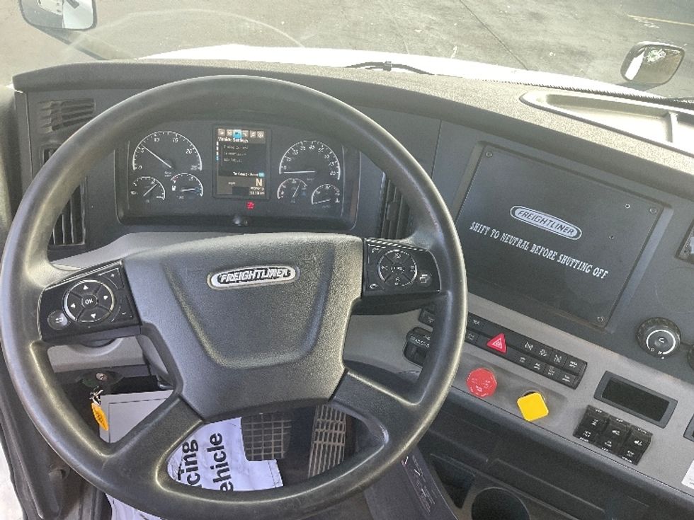 Day Cab Tractor-Heavy Duty Tractors-Freightliner-2019-T12664ST-Westfield-MA-551,229\n\t\tmiles-$ 37,000 - Image 11