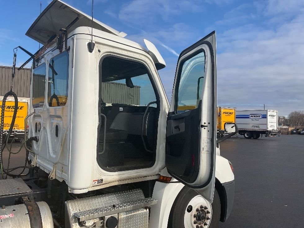 Day Cab Tractor-Heavy Duty Tractors-Freightliner-2019-T12664ST-Westfield-MA-551,229\n\t\tmiles-$ 37,000 - Image 12
