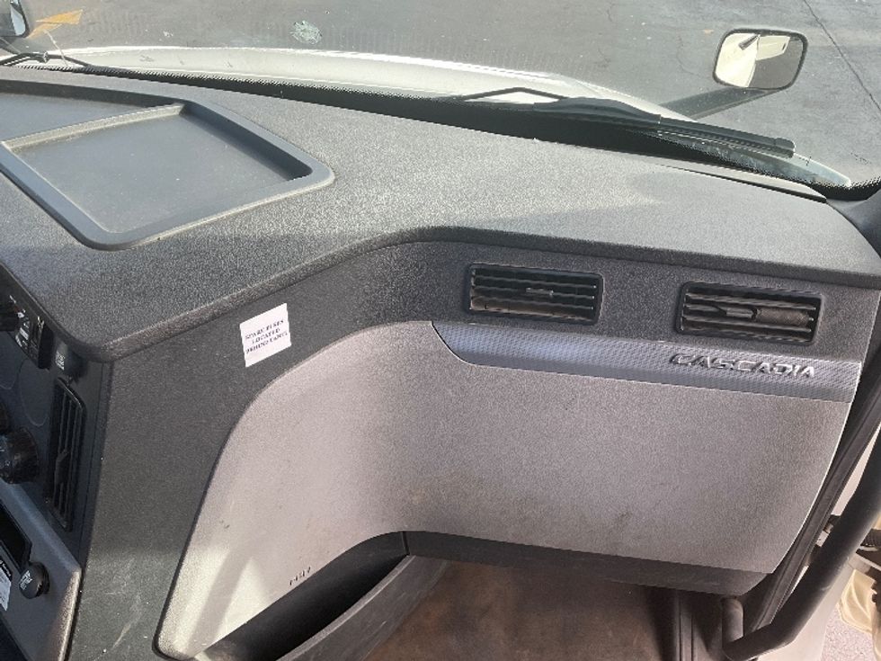 Day Cab Tractor-Heavy Duty Tractors-Freightliner-2019-T12664ST-Westfield-MA-551,229\n\t\tmiles-$ 37,000 - Image 13