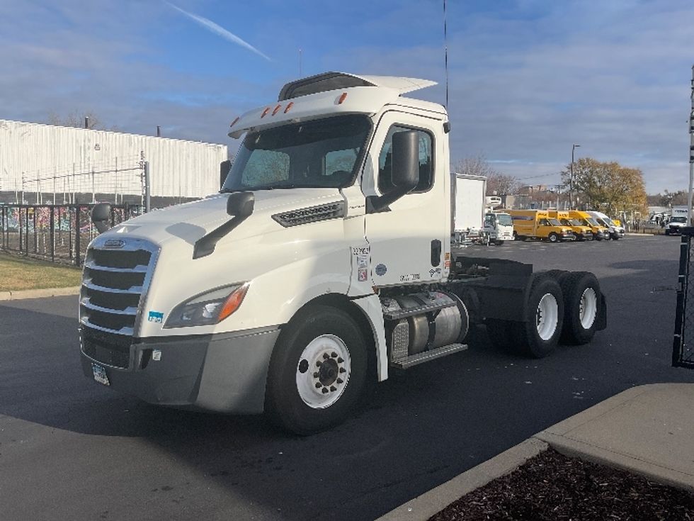 Day Cab Tractor-Heavy Duty Tractors-Freightliner-2019-T12664ST-Westfield-MA-551,229\n\t\tmiles-$ 37,000 - Image 3