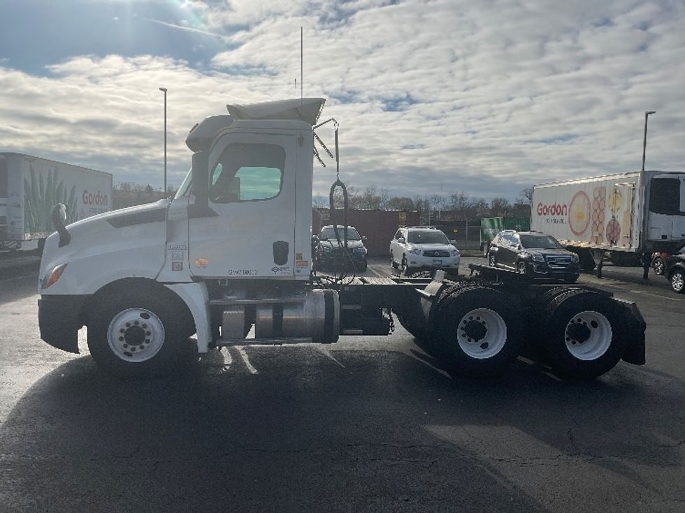 Day Cab Tractor-Heavy Duty Tractors-Freightliner-2019-T12664ST-Westfield-MA-551,229\n\t\tmiles-$ 37,000 - Image 4