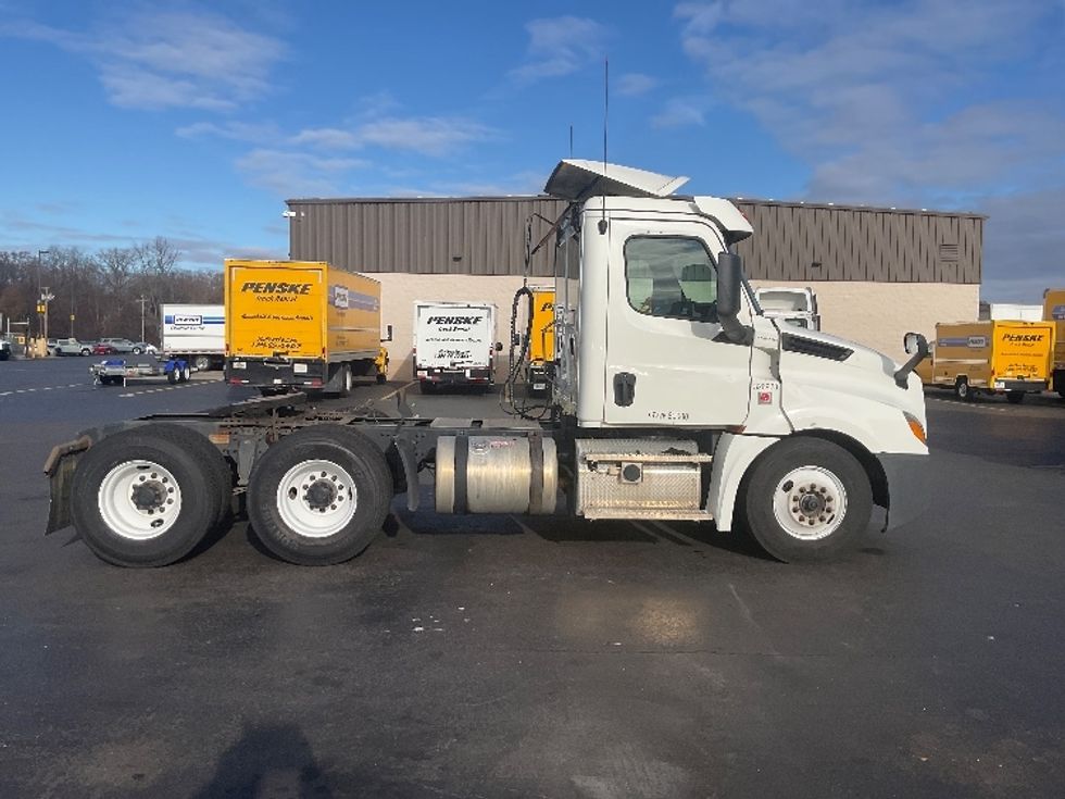 Day Cab Tractor-Heavy Duty Tractors-Freightliner-2019-T12664ST-Westfield-MA-551,229\n\t\tmiles-$ 37,000 - Image 8