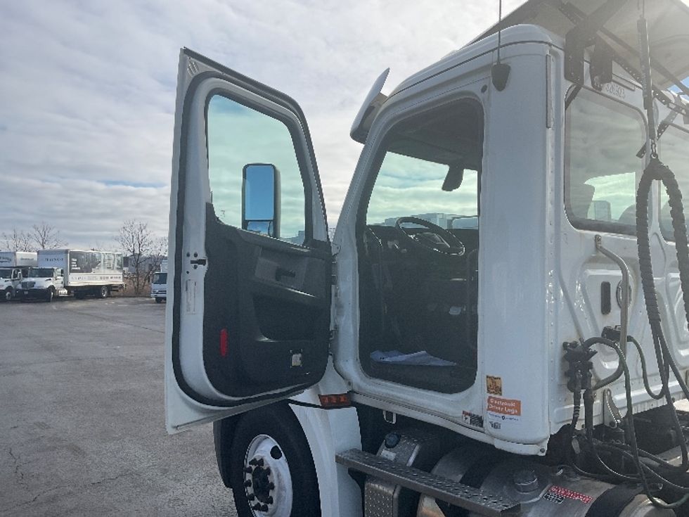 Day Cab Tractor-Heavy Duty Tractors-Freightliner-2019-T12664ST-Westfield-MA-551,229\n\t\tmiles-$ 37,000 - Image 9