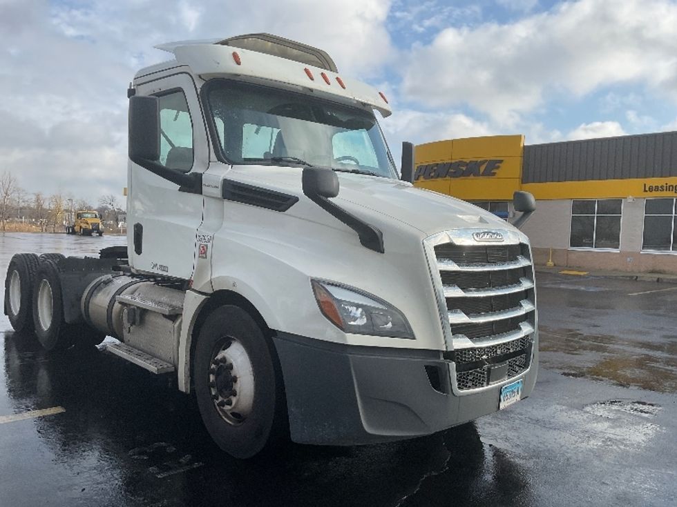 Day Cab Tractor-Heavy Duty Tractors-Freightliner-2019-T12664ST-Westfield-MA-571,507\n\t\tmiles-$ 35,500 - Image 1
