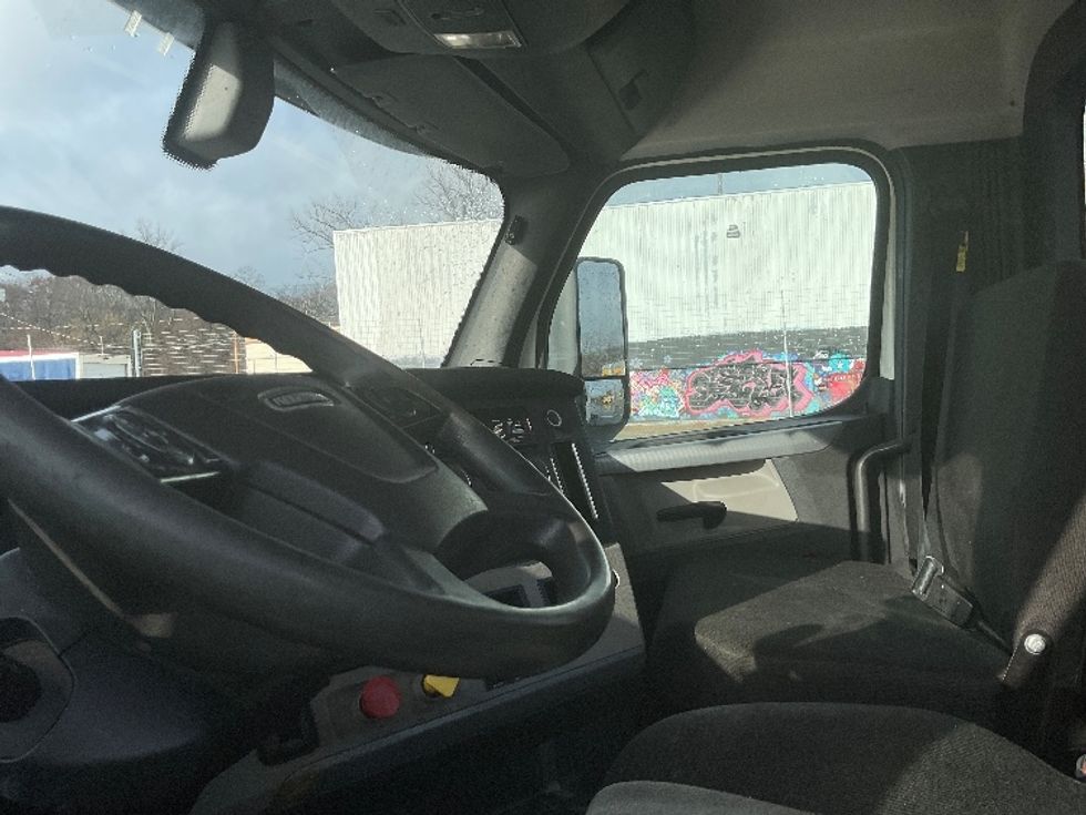 Day Cab Tractor-Heavy Duty Tractors-Freightliner-2019-T12664ST-Westfield-MA-571,507\n\t\tmiles-$ 35,500 - Image 10