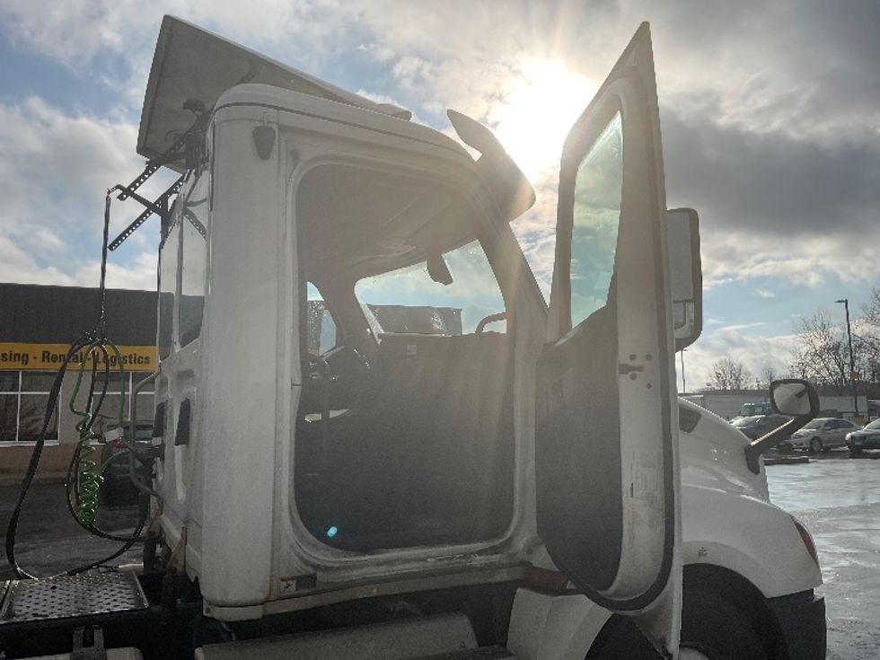 Day Cab Tractor-Heavy Duty Tractors-Freightliner-2019-T12664ST-Westfield-MA-571,507\n\t\tmiles-$ 35,500 - Image 12