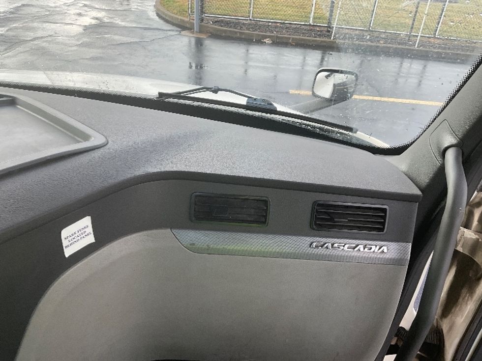 Day Cab Tractor-Heavy Duty Tractors-Freightliner-2019-T12664ST-Westfield-MA-571,507\n\t\tmiles-$ 35,500 - Image 13