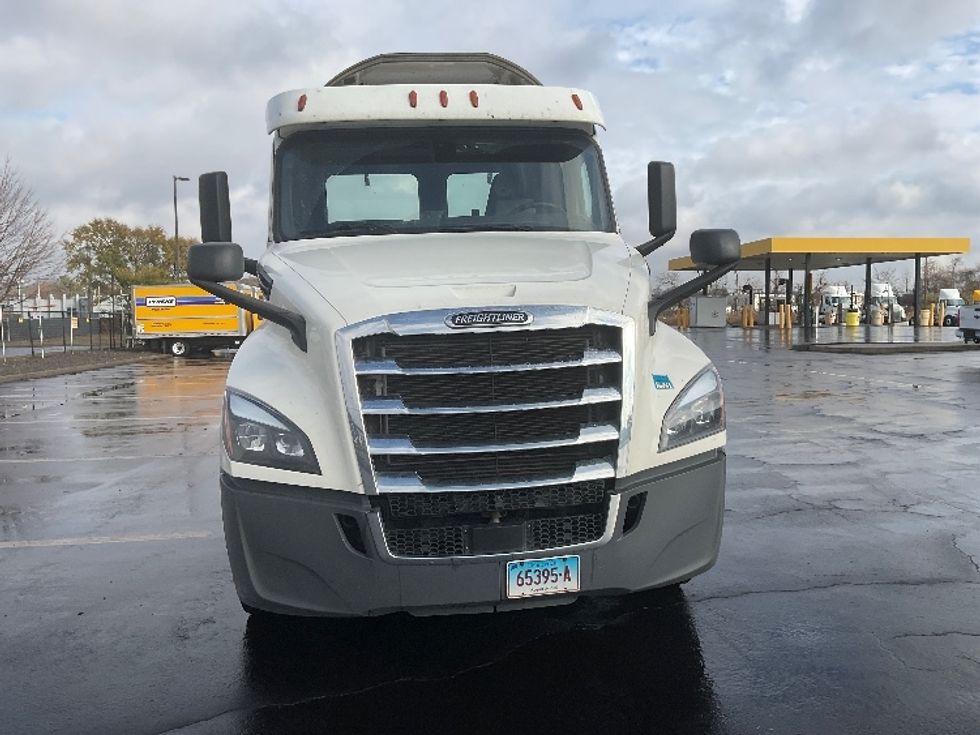 Day Cab Tractor-Heavy Duty Tractors-Freightliner-2019-T12664ST-Westfield-MA-571,507\n\t\tmiles-$ 35,500 - Image 2