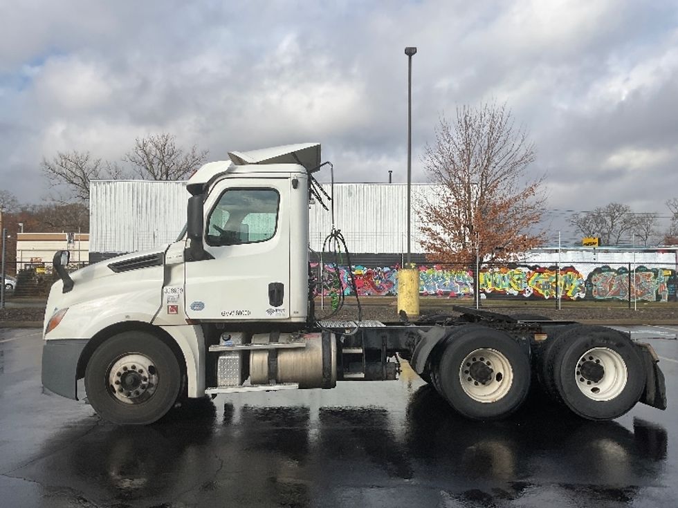 Day Cab Tractor-Heavy Duty Tractors-Freightliner-2019-T12664ST-Westfield-MA-571,507\n\t\tmiles-$ 35,500 - Image 4