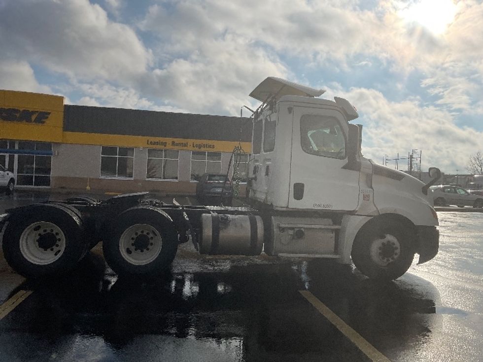 Day Cab Tractor-Heavy Duty Tractors-Freightliner-2019-T12664ST-Westfield-MA-571,507\n\t\tmiles-$ 35,500 - Image 8
