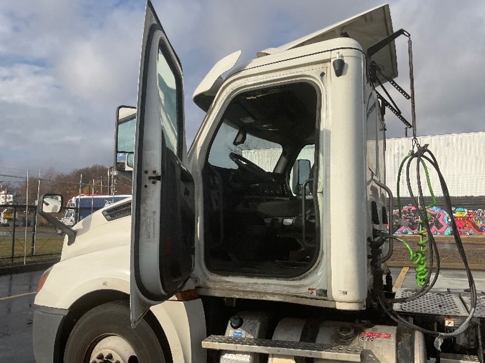 Day Cab Tractor-Heavy Duty Tractors-Freightliner-2019-T12664ST-Westfield-MA-571,507\n\t\tmiles-$ 35,500 - Image 9