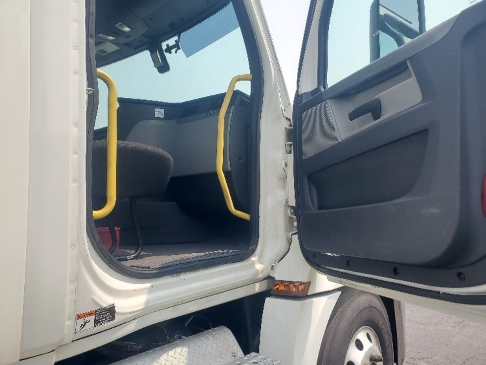 Day Cab Tractor-Heavy Duty Tractors-Freightliner-2019-T12664ST-White Deer-PA-605,548\n\t\tmiles-$ 31,250 - Image 12