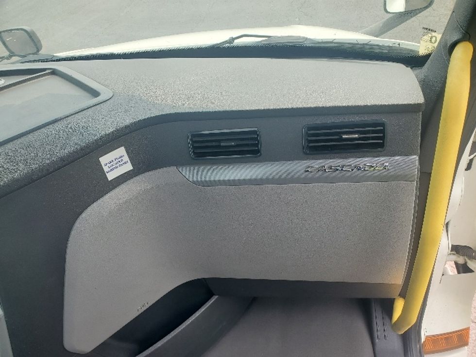 Day Cab Tractor-Heavy Duty Tractors-Freightliner-2019-T12664ST-White Deer-PA-605,548\n\t\tmiles-$ 31,250 - Image 13