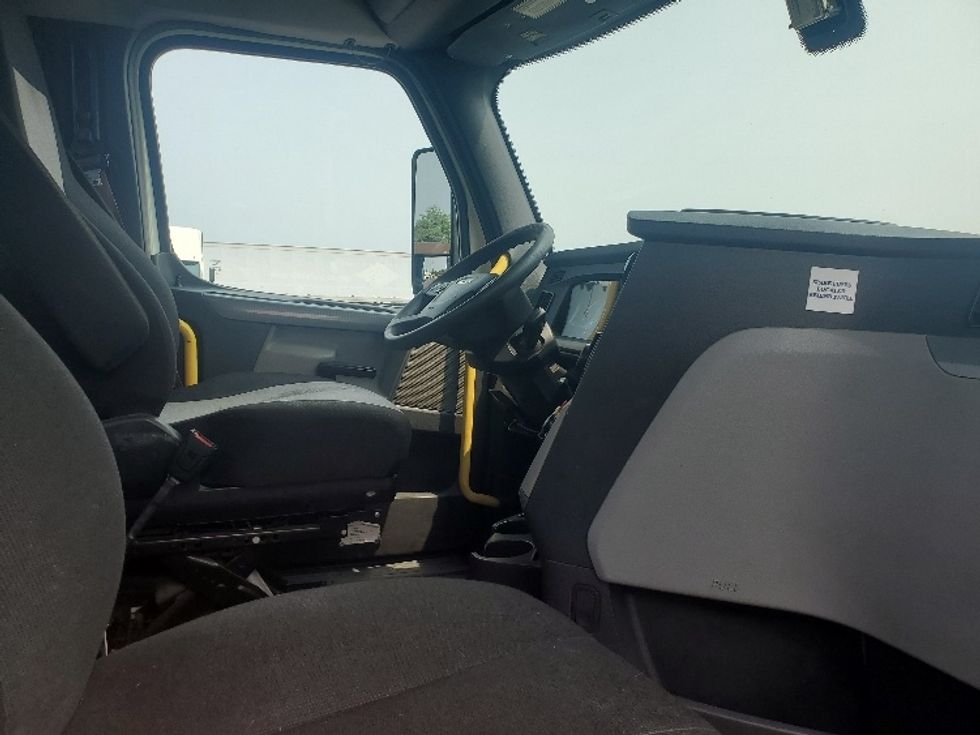 Day Cab Tractor-Heavy Duty Tractors-Freightliner-2019-T12664ST-White Deer-PA-605,548\n\t\tmiles-$ 31,250 - Image 14