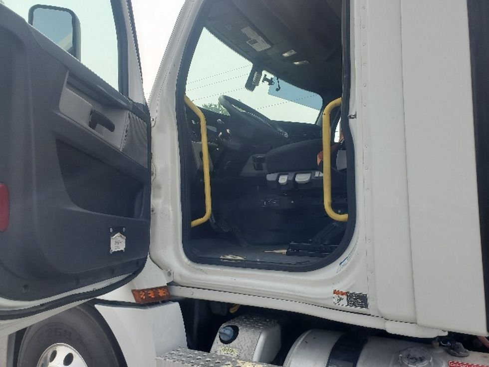 Day Cab Tractor-Heavy Duty Tractors-Freightliner-2019-T12664ST-White Deer-PA-605,548\n\t\tmiles-$ 31,250 - Image 9