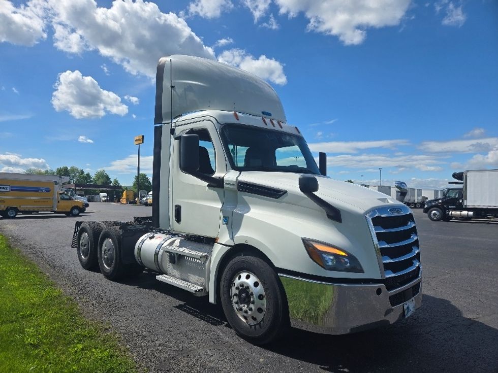 Day Cab Tractor-Heavy Duty Tractors-Freightliner-2019-T12664ST-White Deer-PA-723,689\n\t\tmiles-$ 26,750 - Image 1