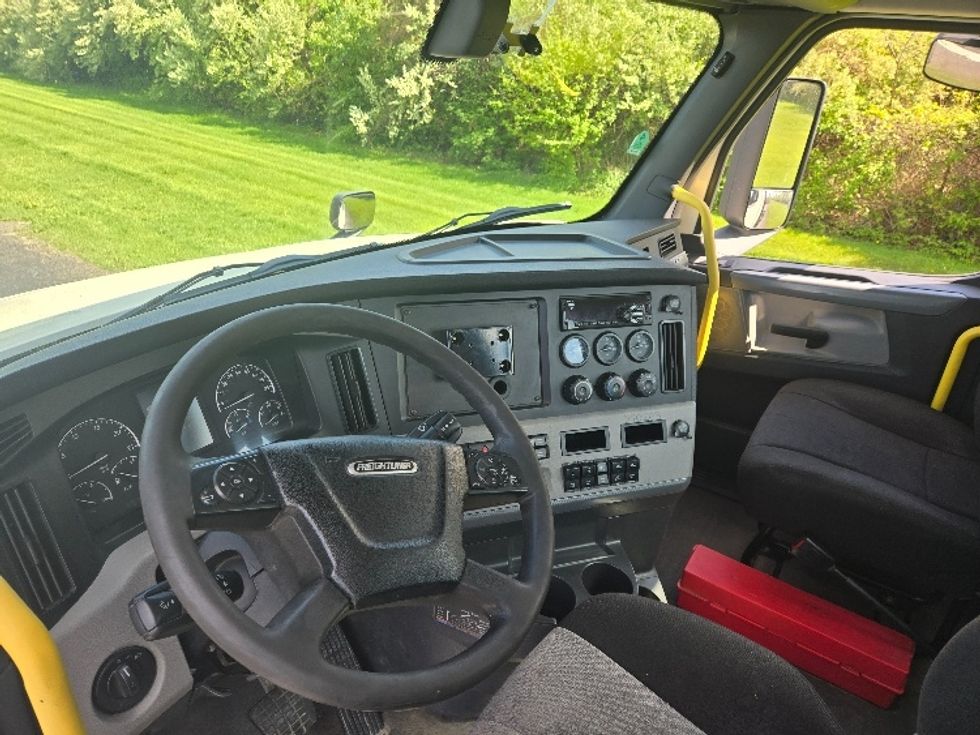 Day Cab Tractor-Heavy Duty Tractors-Freightliner-2019-T12664ST-White Deer-PA-723,689\n\t\tmiles-$ 26,750 - Image 10