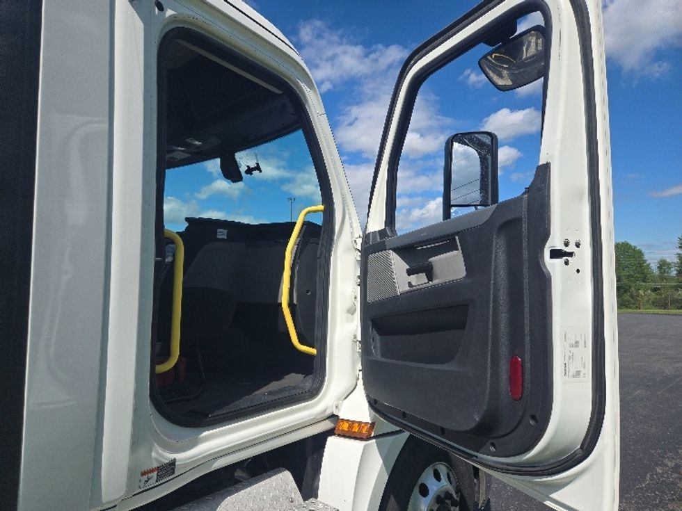 Day Cab Tractor-Heavy Duty Tractors-Freightliner-2019-T12664ST-White Deer-PA-723,689\n\t\tmiles-$ 26,750 - Image 12