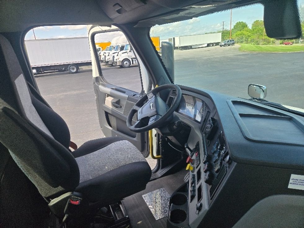 Day Cab Tractor-Heavy Duty Tractors-Freightliner-2019-T12664ST-White Deer-PA-723,689\n\t\tmiles-$ 26,750 - Image 14