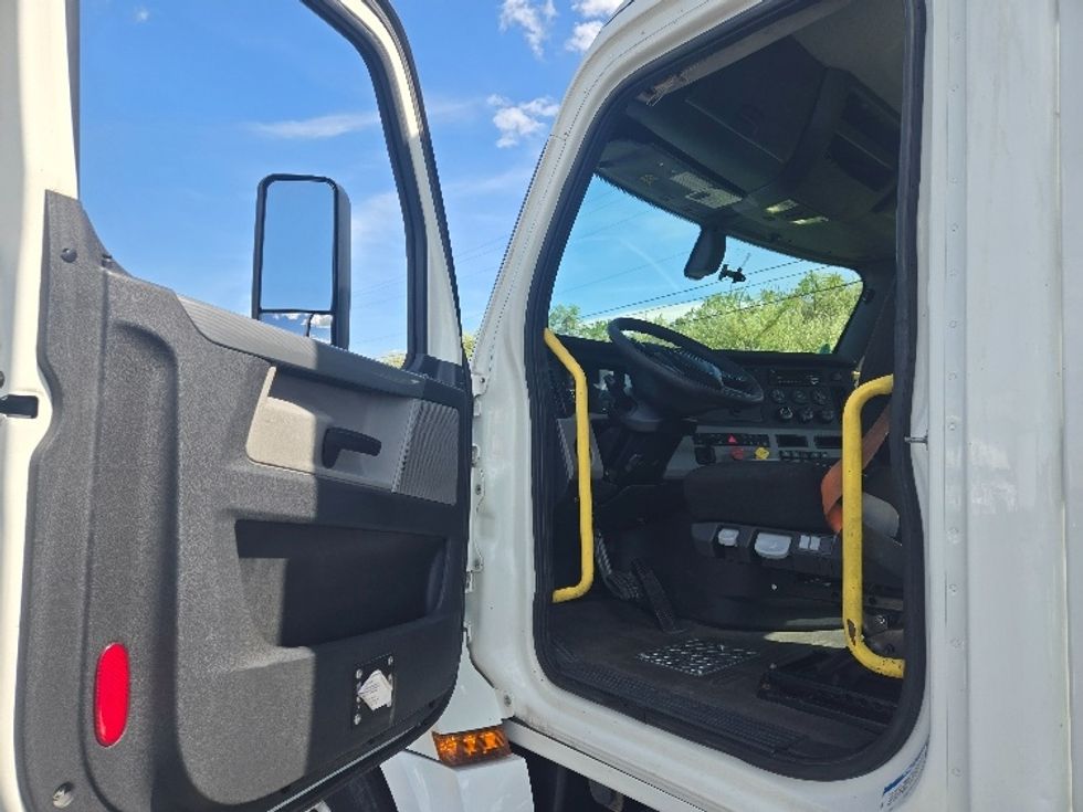Day Cab Tractor-Heavy Duty Tractors-Freightliner-2019-T12664ST-White Deer-PA-723,689\n\t\tmiles-$ 26,750 - Image 9