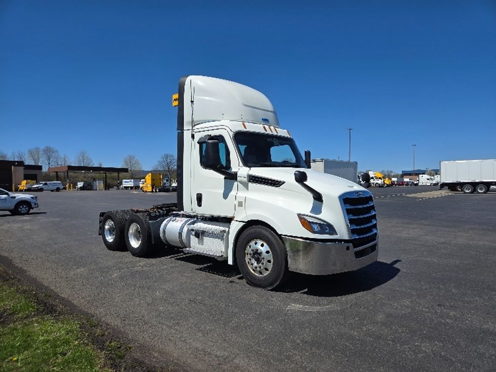 Day Cab Tractor-Heavy Duty Tractors-Freightliner-2019-T12664ST-White Deer-PA-728,564\n\t\tmiles-$ 26,750 - Image 1