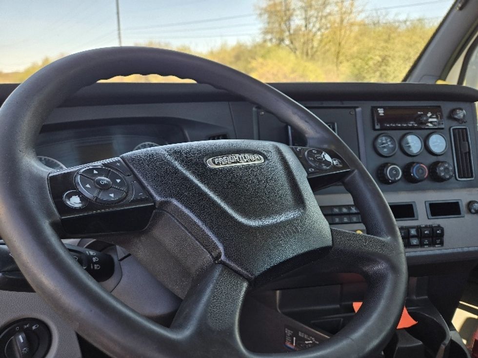 Day Cab Tractor-Heavy Duty Tractors-Freightliner-2019-T12664ST-White Deer-PA-728,564\n\t\tmiles-$ 26,750 - Image 10