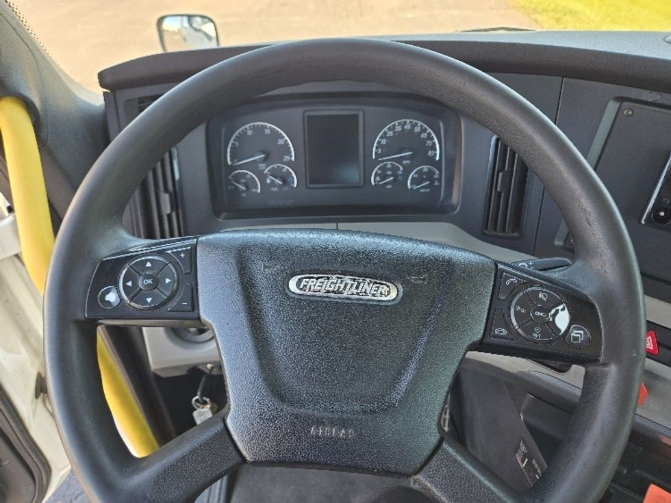 Day Cab Tractor-Heavy Duty Tractors-Freightliner-2019-T12664ST-White Deer-PA-728,564\n\t\tmiles-$ 26,750 - Image 11