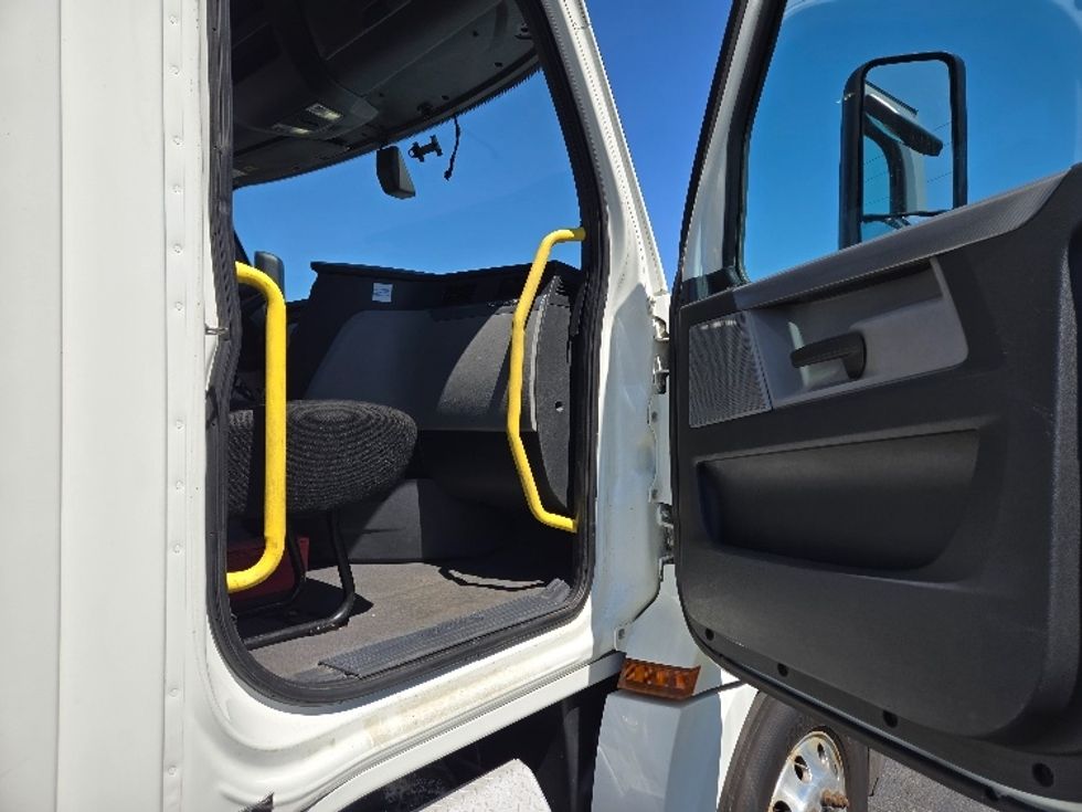 Day Cab Tractor-Heavy Duty Tractors-Freightliner-2019-T12664ST-White Deer-PA-728,564\n\t\tmiles-$ 26,750 - Image 12