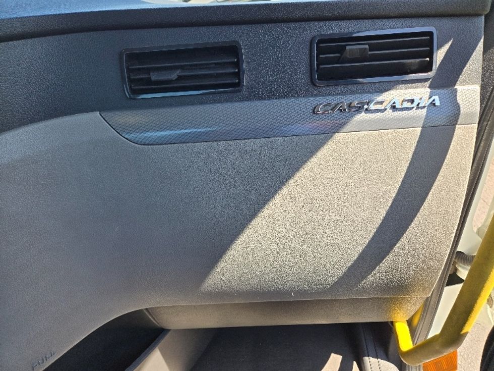 Day Cab Tractor-Heavy Duty Tractors-Freightliner-2019-T12664ST-White Deer-PA-728,564\n\t\tmiles-$ 26,750 - Image 13