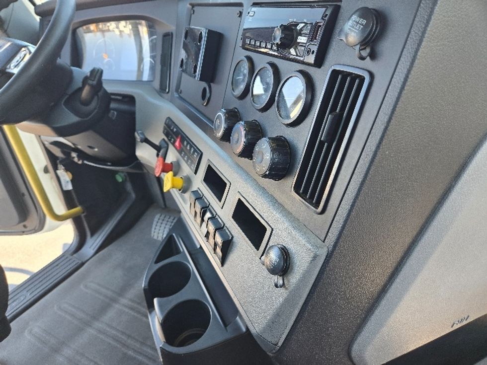 Day Cab Tractor-Heavy Duty Tractors-Freightliner-2019-T12664ST-White Deer-PA-728,564\n\t\tmiles-$ 26,750 - Image 14