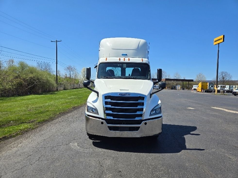 Day Cab Tractor-Heavy Duty Tractors-Freightliner-2019-T12664ST-White Deer-PA-728,564\n\t\tmiles-$ 26,750 - Image 2