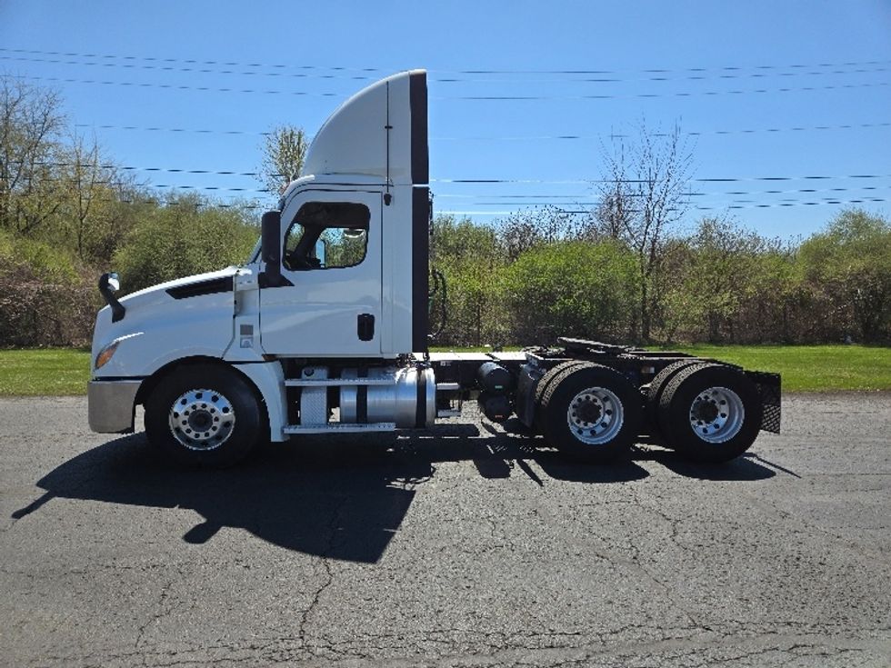 Day Cab Tractor-Heavy Duty Tractors-Freightliner-2019-T12664ST-White Deer-PA-728,564\n\t\tmiles-$ 26,750 - Image 4