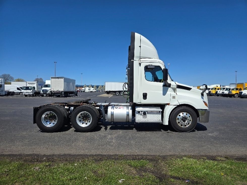 Day Cab Tractor-Heavy Duty Tractors-Freightliner-2019-T12664ST-White Deer-PA-728,564\n\t\tmiles-$ 26,750 - Image 8