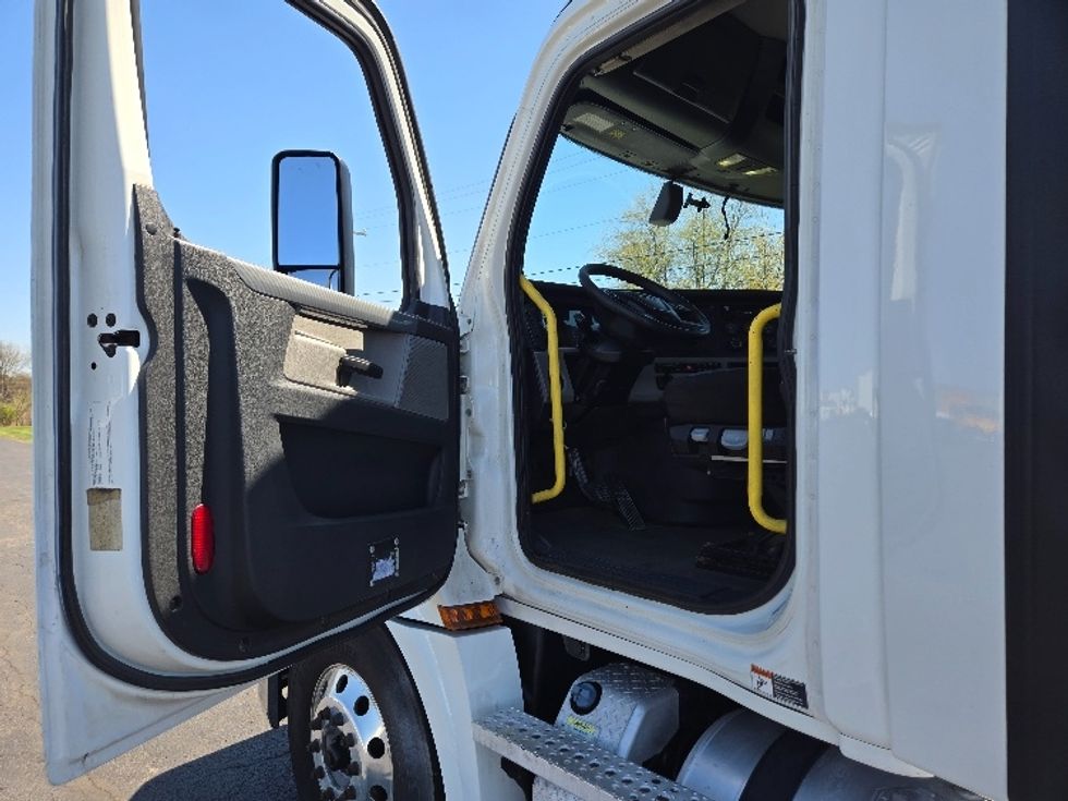 Day Cab Tractor-Heavy Duty Tractors-Freightliner-2019-T12664ST-White Deer-PA-728,564\n\t\tmiles-$ 26,750 - Image 9