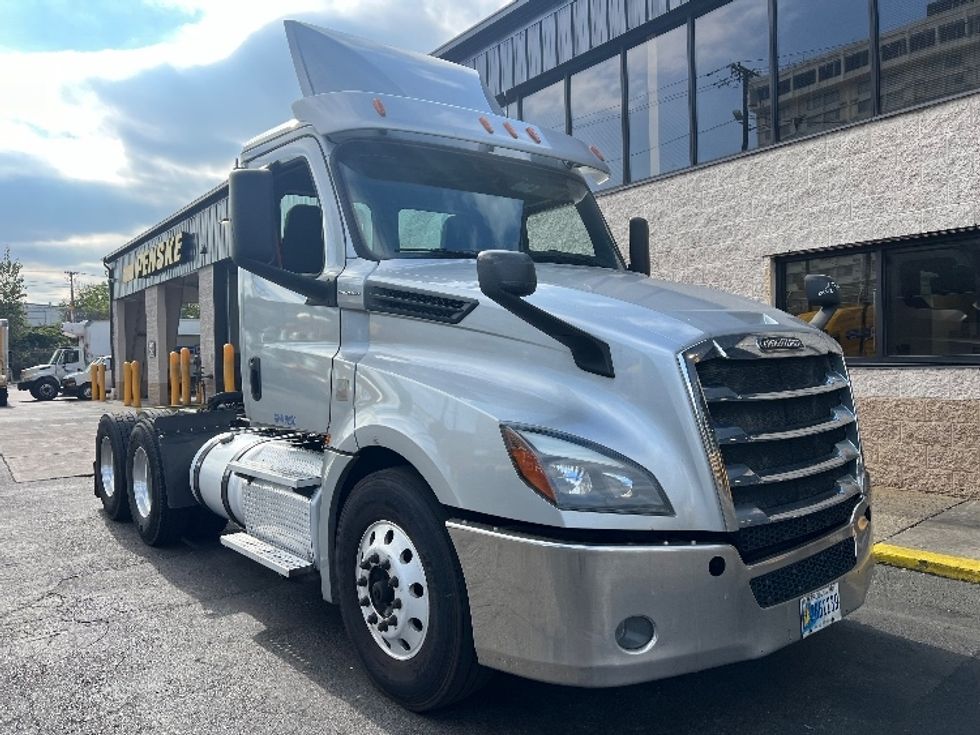 Day Cab Tractor-Heavy Duty Tractors-Freightliner-2019-T12664ST-Whitesboro-NY-394,876\n\t\tmiles-$ 46,750 - Image 1